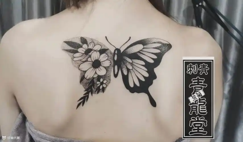 蝴蝶背部纹身图案大全 - 纹身大咖