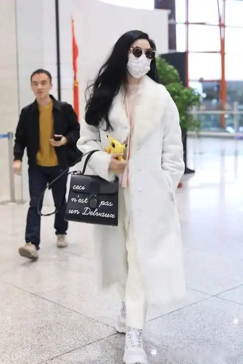 街拍:范冰冰白色皮毛一体大衣 厚底绑带靴 黑色包袋温柔纯净