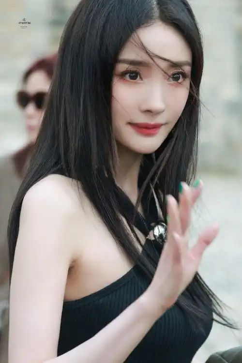 杨幂loewe罗意威全球品牌代言人##杨幂法国街头漫步##时装周还得 855