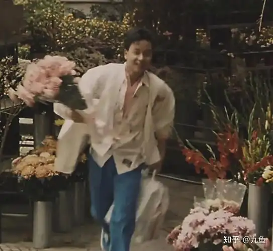 你们有没有张国荣一张从花店出来拿着花跑的照片啊? - 知乎