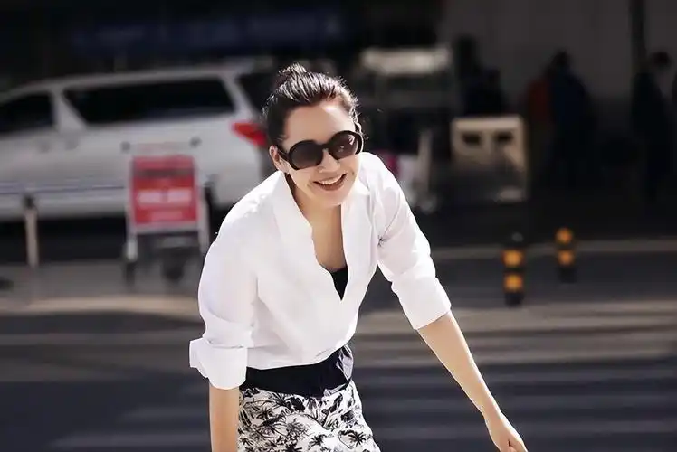 回顾女神许晴:才华与颜值兼备,越老越"迷人",54岁仍单身!