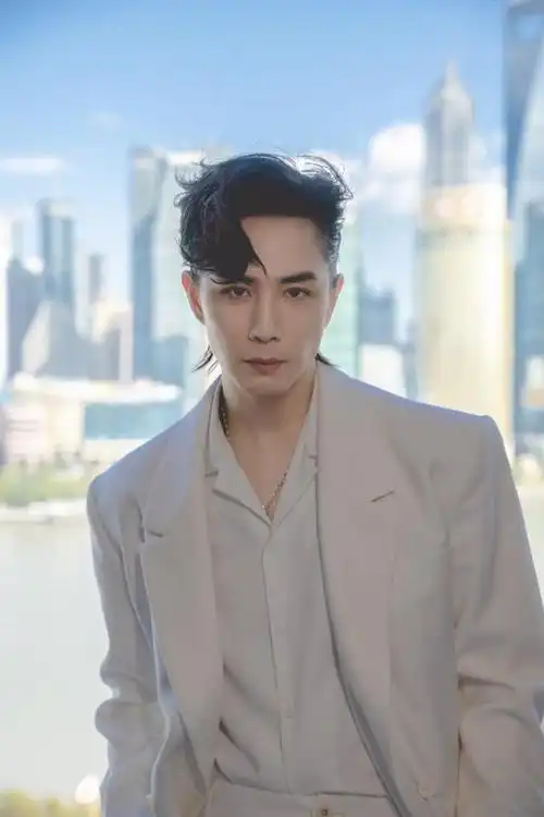 比如初舞台一曲《天上飞》表现超吸睛的「黑马」李承铉就惊艳了不少