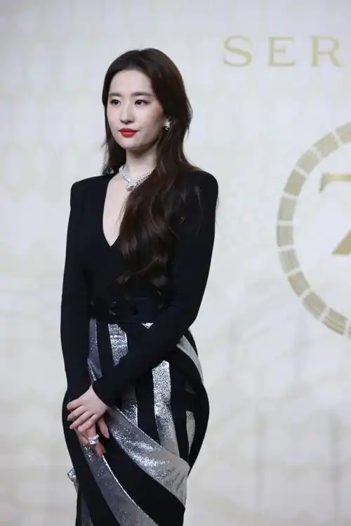 刘亦菲拼色深v礼服尽显高贵杨洋气质矜贵范丞丞帅气十足