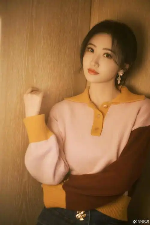 景甜穿彩色针织衫甜美可爱笑容温暖治愈