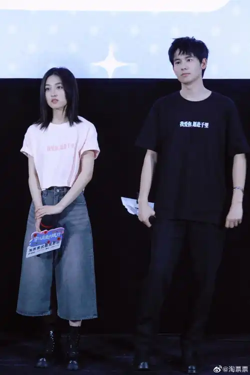 张子枫胡先煦还原8年前小别离合照##胡先煦说这次将了赛博父母一