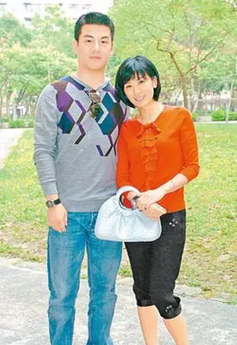 孙志浩(左)和贾静雯为抢女儿闹得很僵.