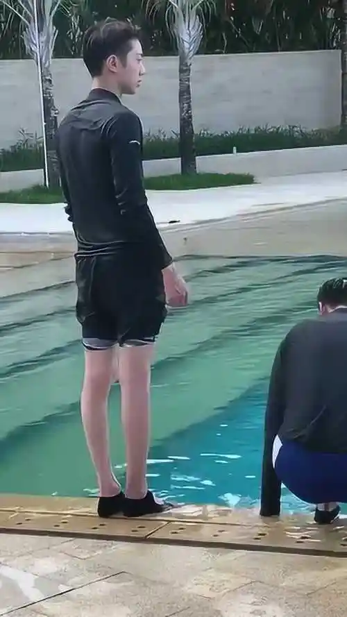 赖冠霖小哥哥上线啦不知小赖游泳技能如何这身材也太苗条了