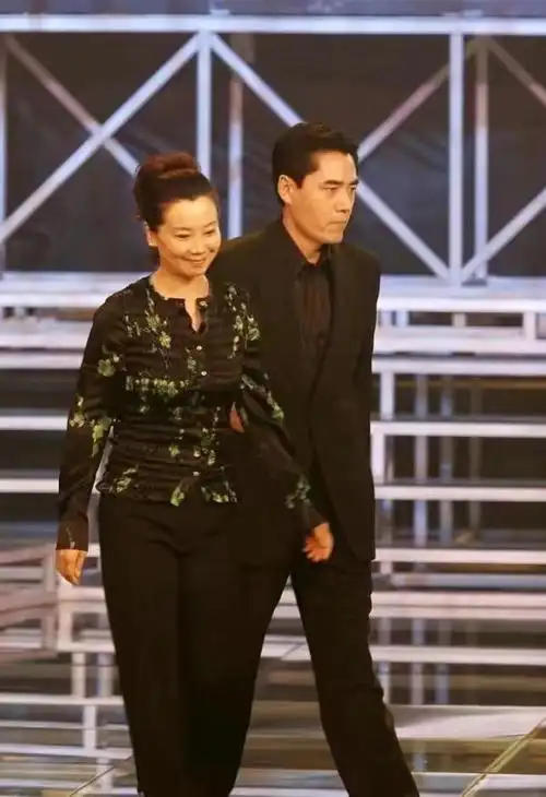 66岁陈宝国和老婆同框穿西装魅力十足同龄老婆温婉优雅气质好