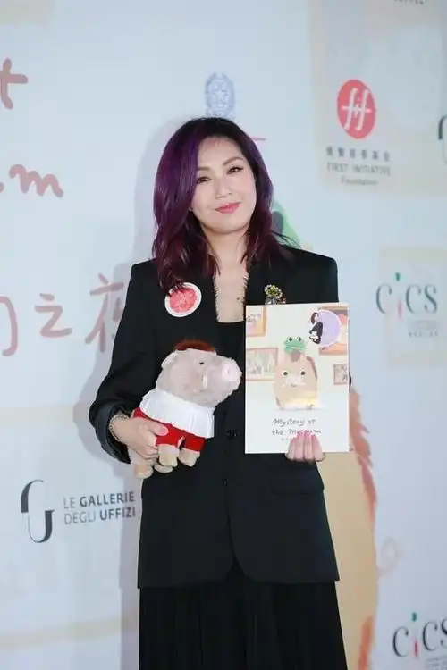 杨千嬅再也不像郑秀文了,穿衣成熟好高级,染黑发看着真不习惯