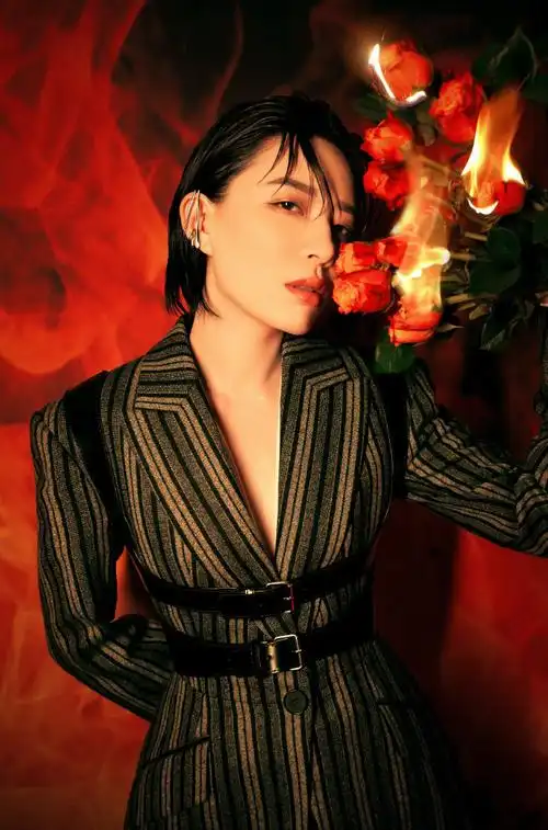 李斯丹妮深v背带西装造型