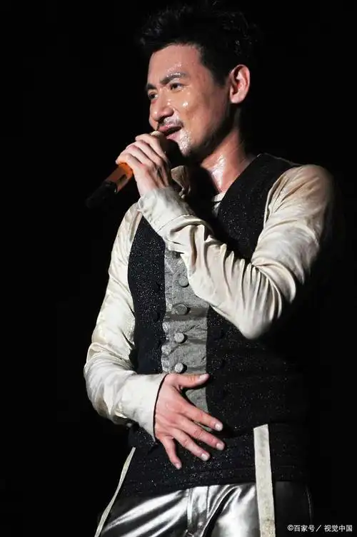 歌手张学友演唱会突然跌倒,粉丝震惊!称演出前半小时已开始头晕