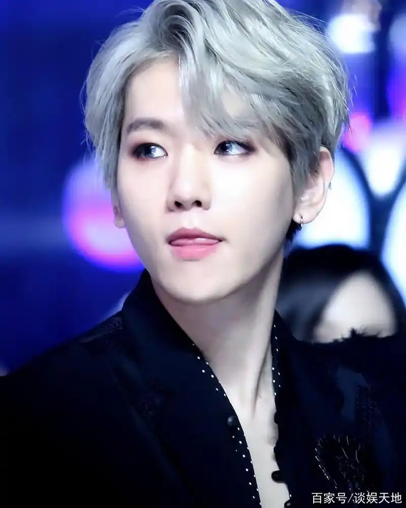 黑色西装的伯贤,搭配一头银色发型,正经严肃的样子很帅