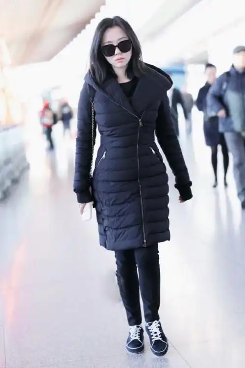 张靓颖真是会穿牛仔短裙搭配过膝靴子看上去十分帅气呢