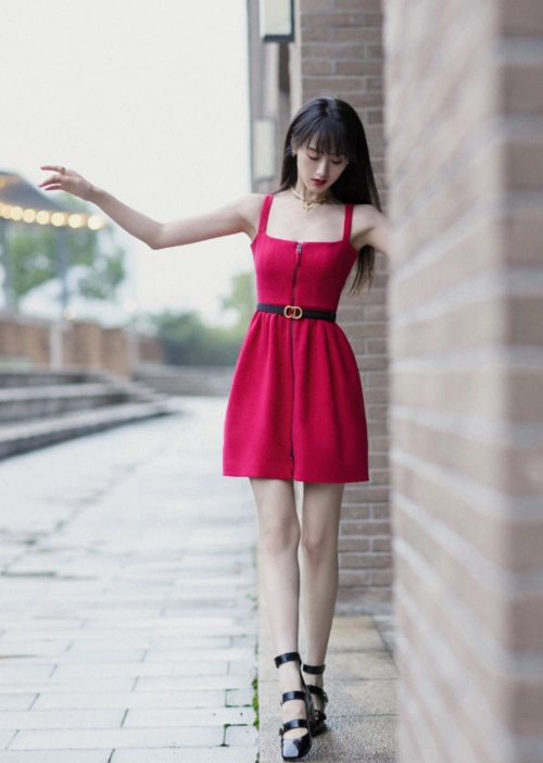 袁冰妍白瓷肌真占优势穿奶白色吊带裙清新灵动似邻家女孩