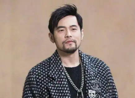 娱乐圈留胡子比较好看,给我留下深刻印象的有周杰伦,吴秀波和古天乐.