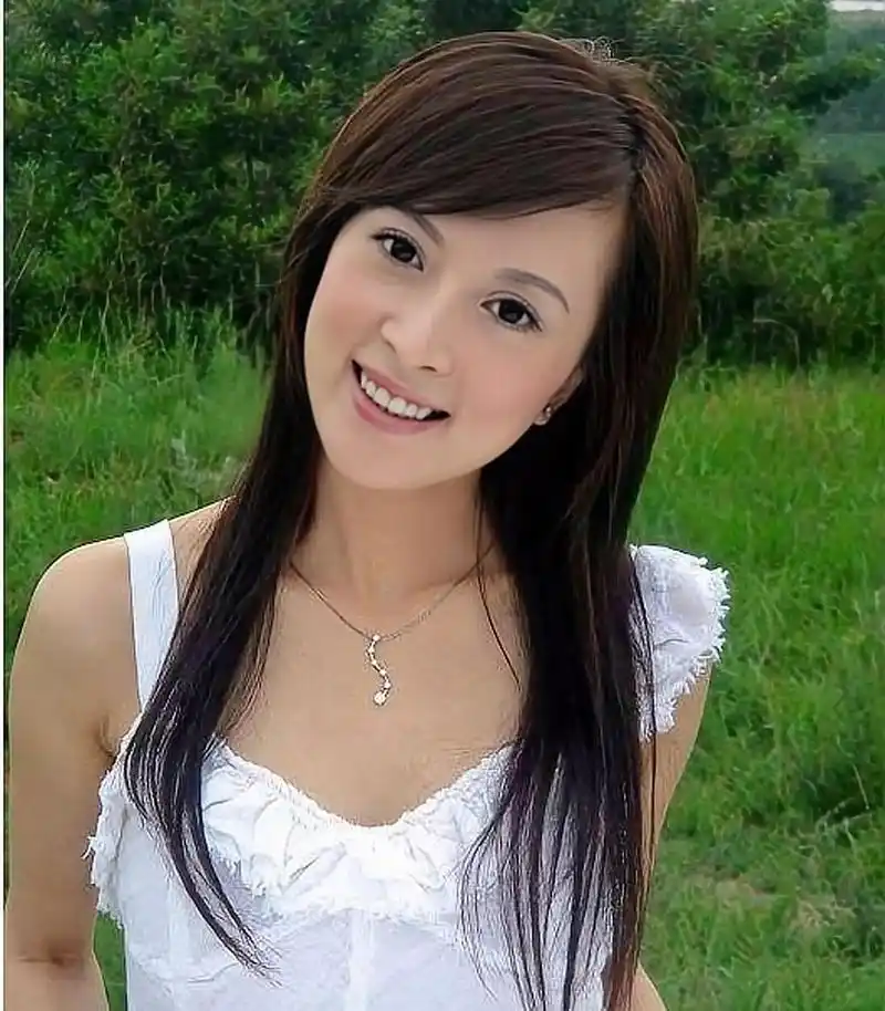 年轻时的金巧巧有着一张俏丽的脸庞和完美的身材