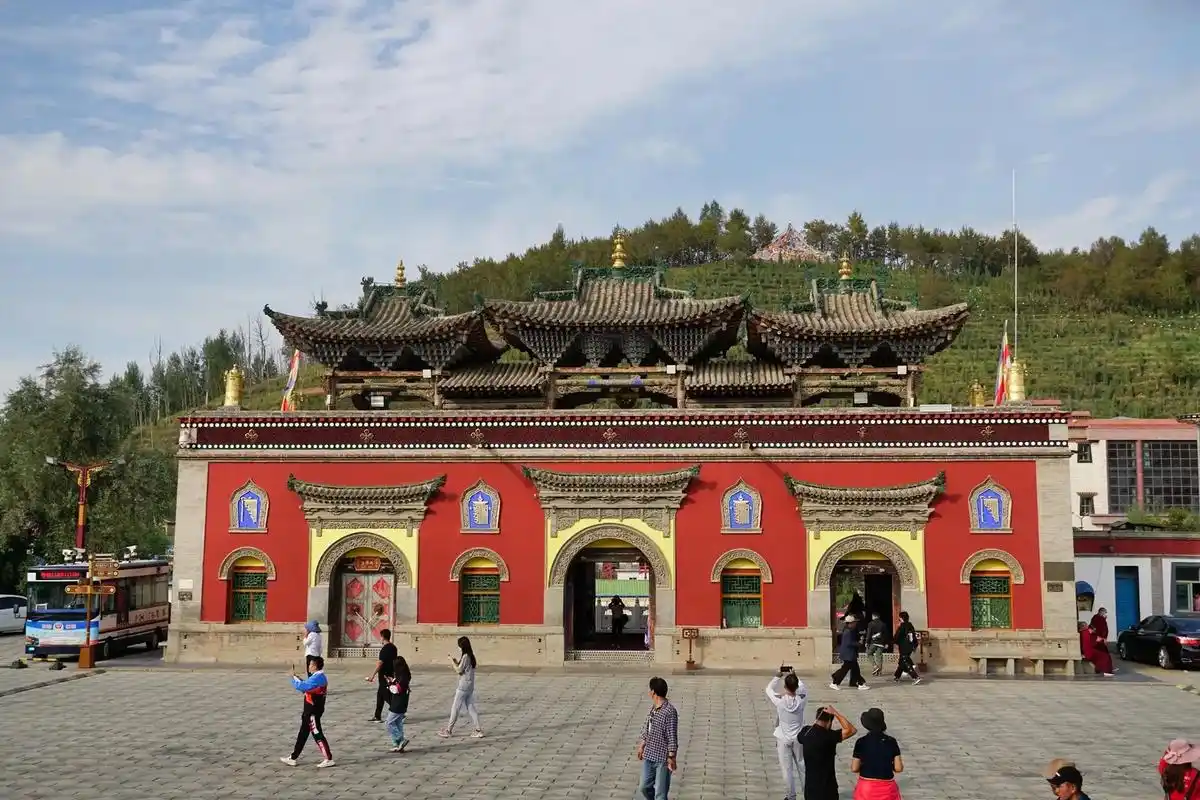 塔尔寺是中国西北地区藏传佛教的活动中心,在中国及东南 - 抖音