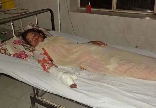 图中的女孩被自己的亲生父亲火火烧死了.