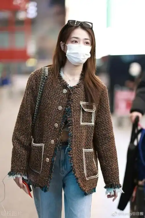 徐璐机场照小香风老花外套太吸睛这腰着实慕了