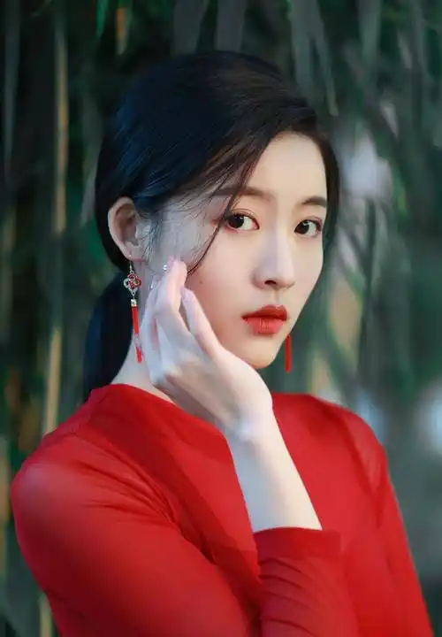 青春女星孙芮分享红色透视高衩长裙写真,展现苗条好身材_照片_中国_穿