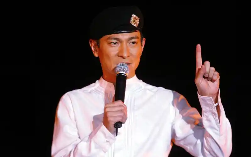 他是刘德华的伯乐,张学友的偶像,张国荣都听他的磁带学唱歌