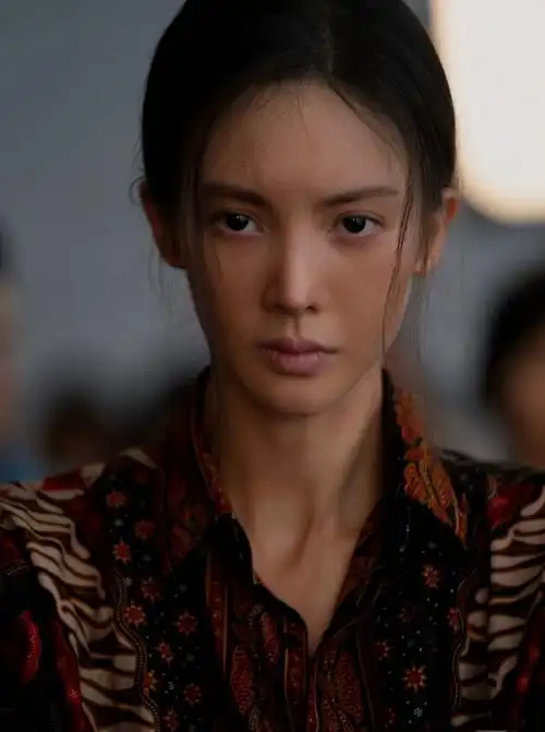 全程瞪眼,歪嘴不止,32岁金晨出手,把"演技炸裂"玩出新花样 - 娱乐