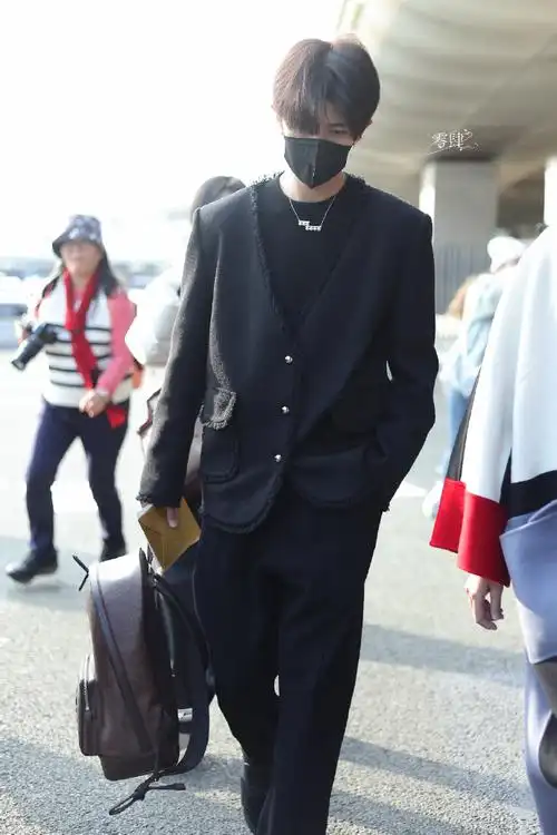 任嘉伦超话他从一名少年运动员到小小的机场地勤再到闪闪发光的明星