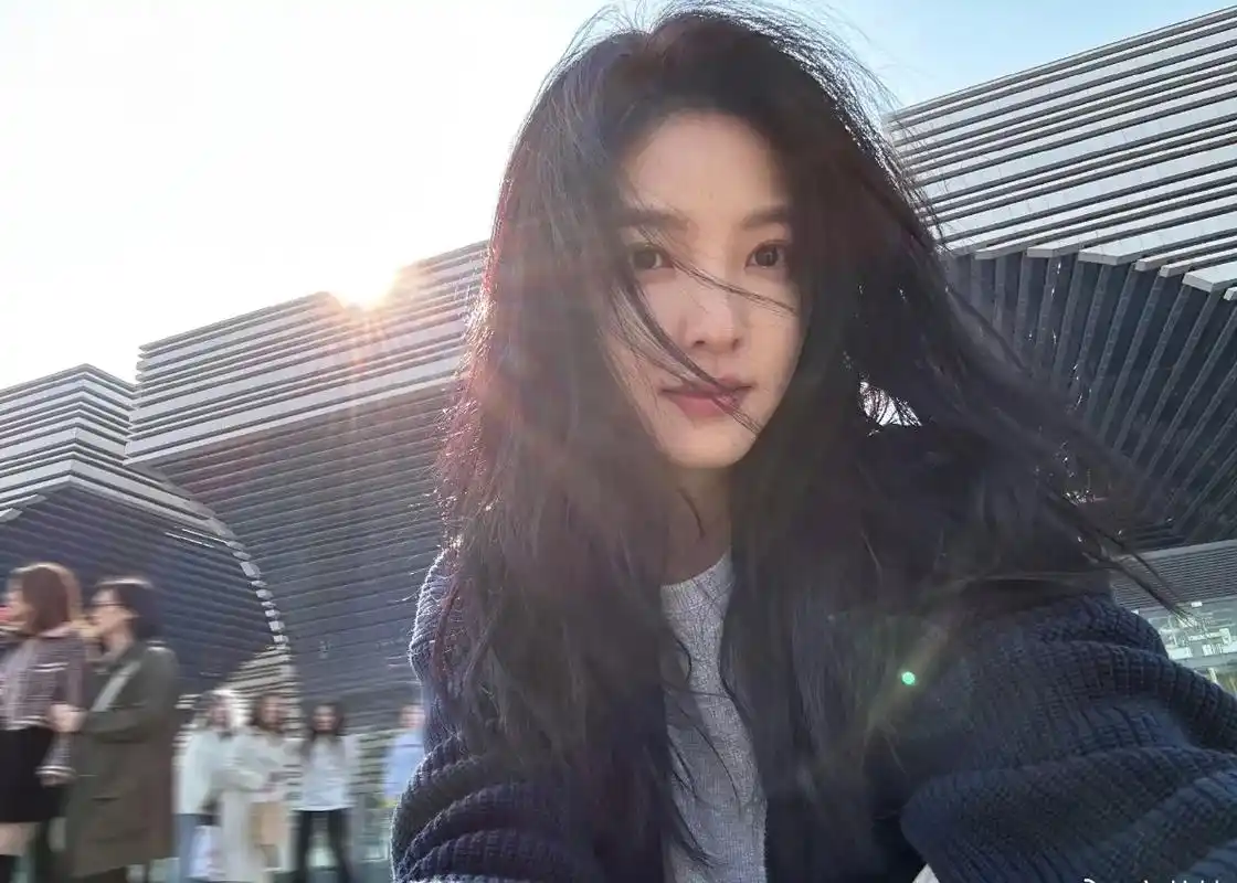 是时候出一期纯享了,该换壁纸咯楠朋友们#章若楠 #壁纸分享  - 抖音