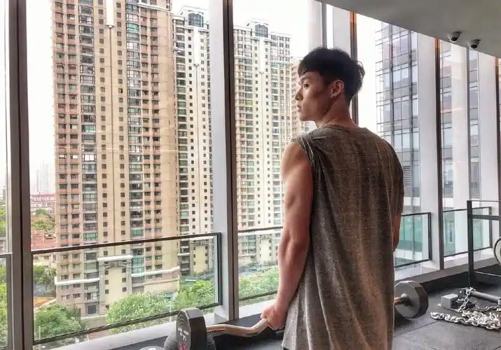 董又霖一身潮装亮相引人关注,超有型