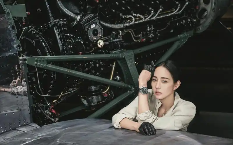 张钧甯超燃飞行大片曝光展现优雅从容平衡之美