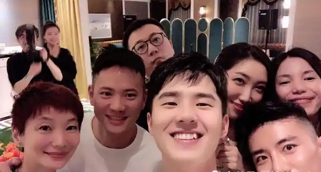 刘昊然最新合照曝光笑得见牙不见眼网友又有新的p图素材了