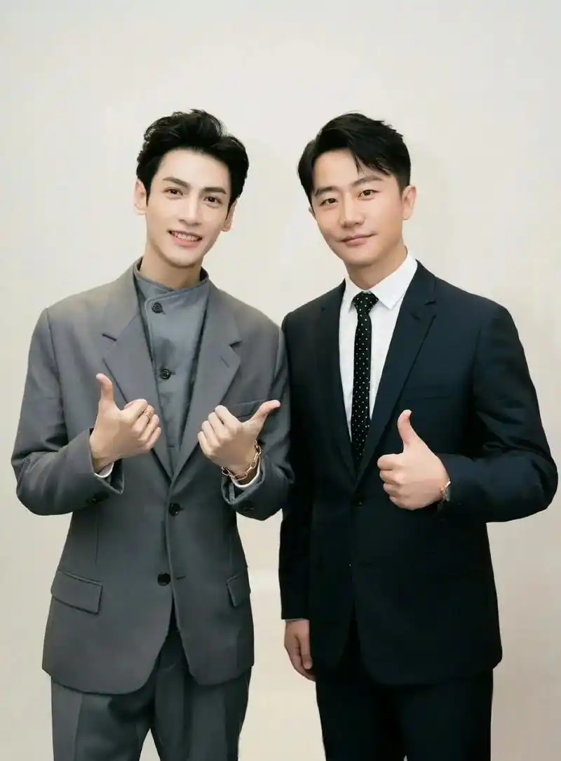 罗云熙穿高跟鞋和黄轩合影,两人才一般高,两个人官方身高恰好又都是