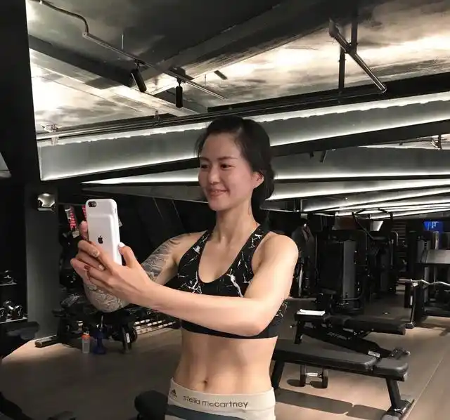 国内摇滚女歌手谭维维晒出健身照,素颜花臂纹身,马甲线一应俱全