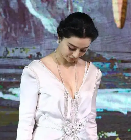 范冰冰一直都是娱乐圈最会穿衣服的女星之一,每次出席活动,总能惊艳