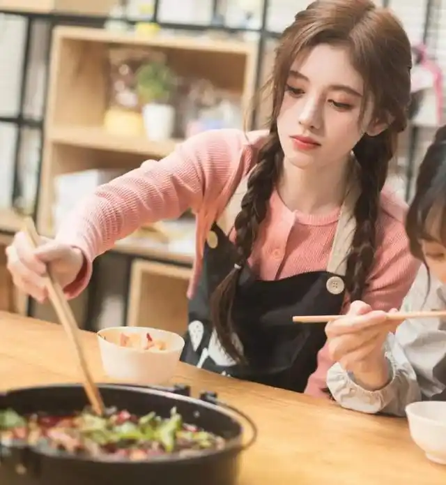 鞠婧祎吃饭都能吃上热搜,丢不掉的偶像包袱,私下吃饭却狼吞虎咽