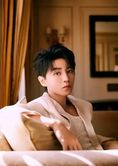 帅气带来的构图宽容度,好帅#王俊凯巴黎时装周白西装造型##王俊凯cl