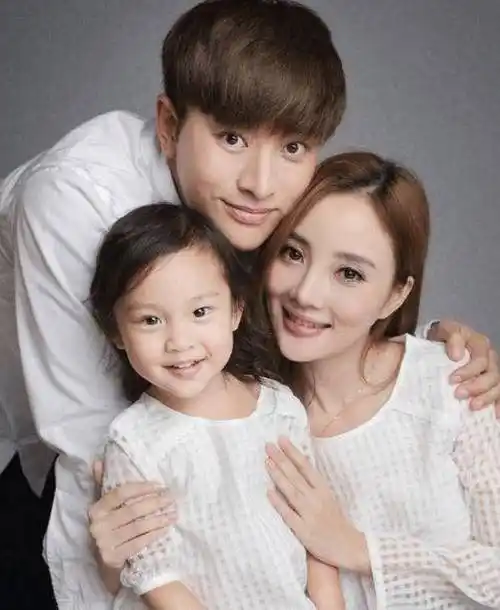 原创有种整容叫甜馨长大跟同学合照时美成仙女成缩小版贾乃亮