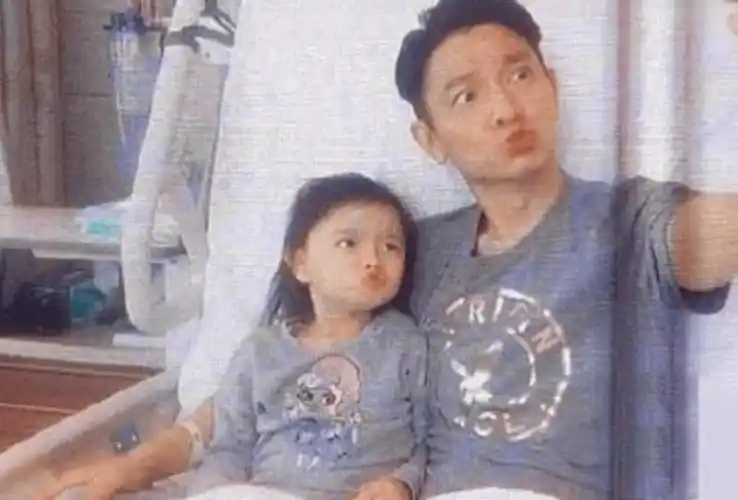 朱丽蒨和女儿为刘德华演唱会撑场,12岁刘向蕙亭亭玉立眉宇间神似爸爸