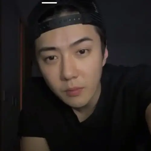 吴世勋素颜直播皮肤太好啦