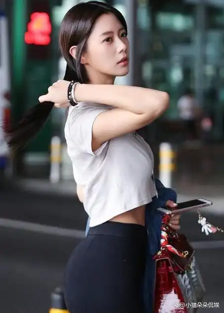 身材比例超好,腰部线条恰到好处,她是很多男生心中的梦中女神