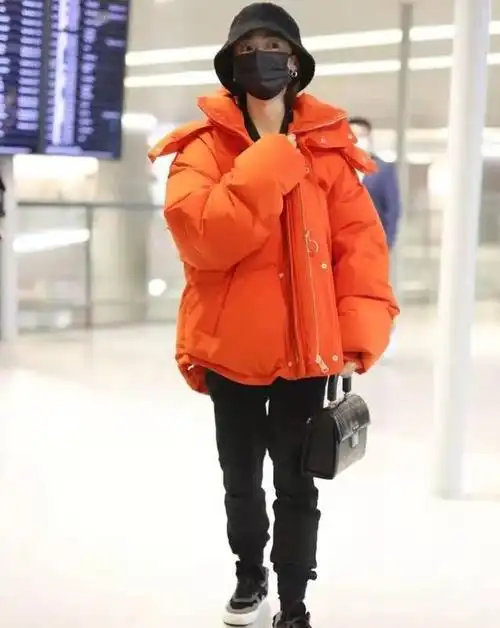 吴谨言认真打扮起来真洋气,穿蓝色毛衣搭配渔夫帽走机场,好时髦