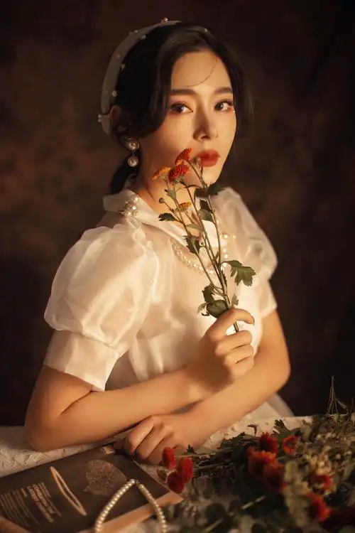 摄影师扬亦的写真摄影作品《法式复古》