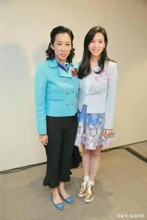 朱玲玲母子俩合影,笑容自然洋溢着温馨幸福感,霍启山相貌堂堂!