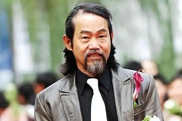 元华是香港影坛非常著名的配角演员,他在很多电影中扮演了反派角色,且