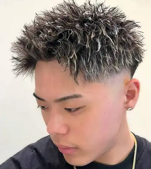 年轻男生的最爱发型,周边铲短头顶小波纹烫发,想不帅都难