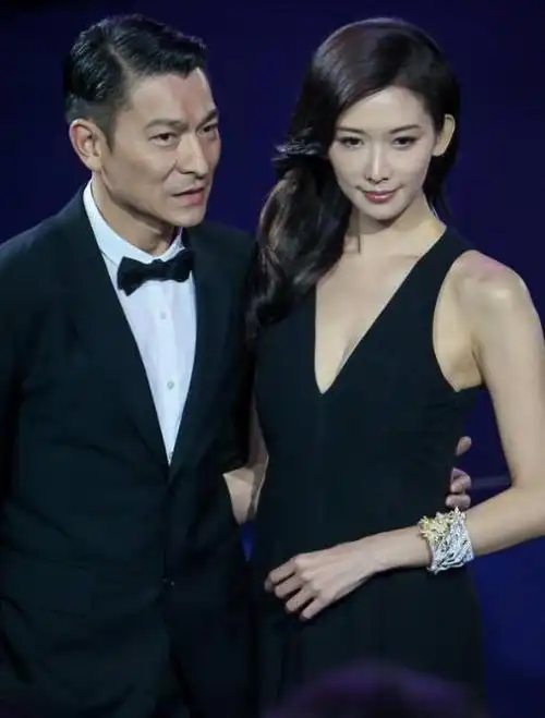 林志玲刘德华合照流出,他越老越帅,林志玲开叉裙妩媚性感