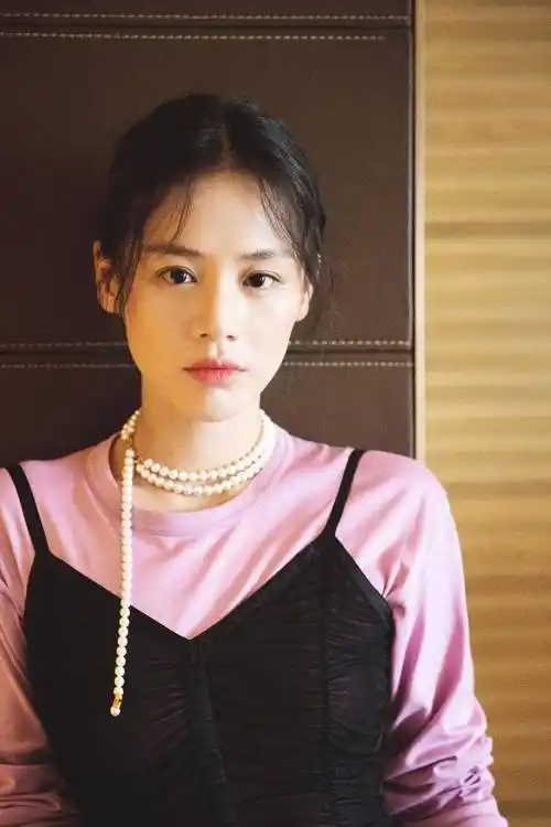 马思纯地铁惊艳现身,美丽容颜如花似玉,健康瘦身展现女神新风采