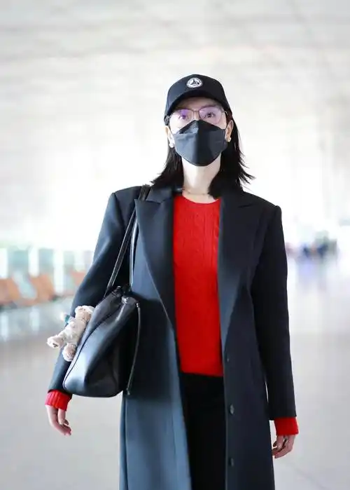 陈数现身机场,身穿红色卫衣搭配黑色外套,精致有型!_气质_风格_女性