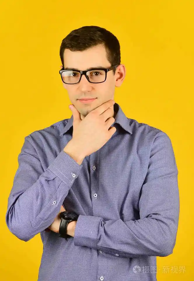 一个戴眼镜的未刮胡子的男人的友好脸肖像.聪明的商人.成功的商人.