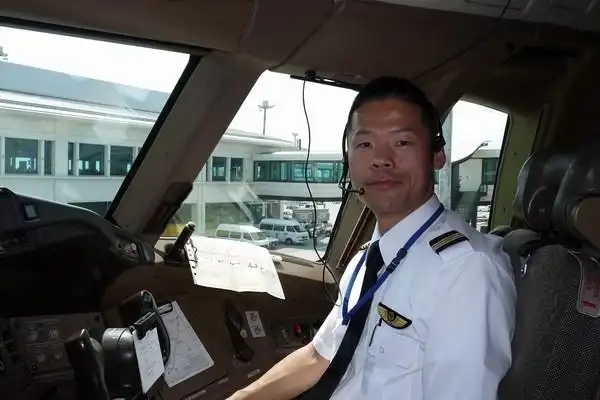 etfashion 国外 大家好,我是波音777客机的副机长的安井.